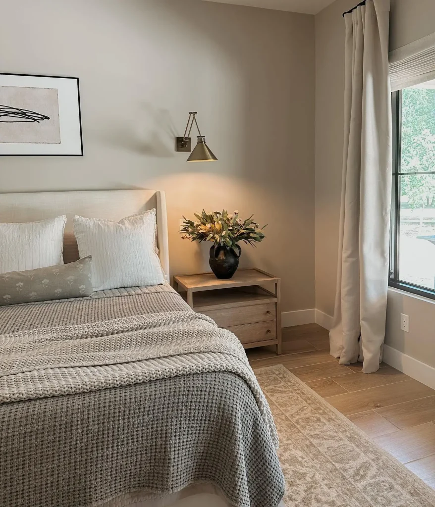 7. Guest Bedrooms with Thoughtful Nightstands